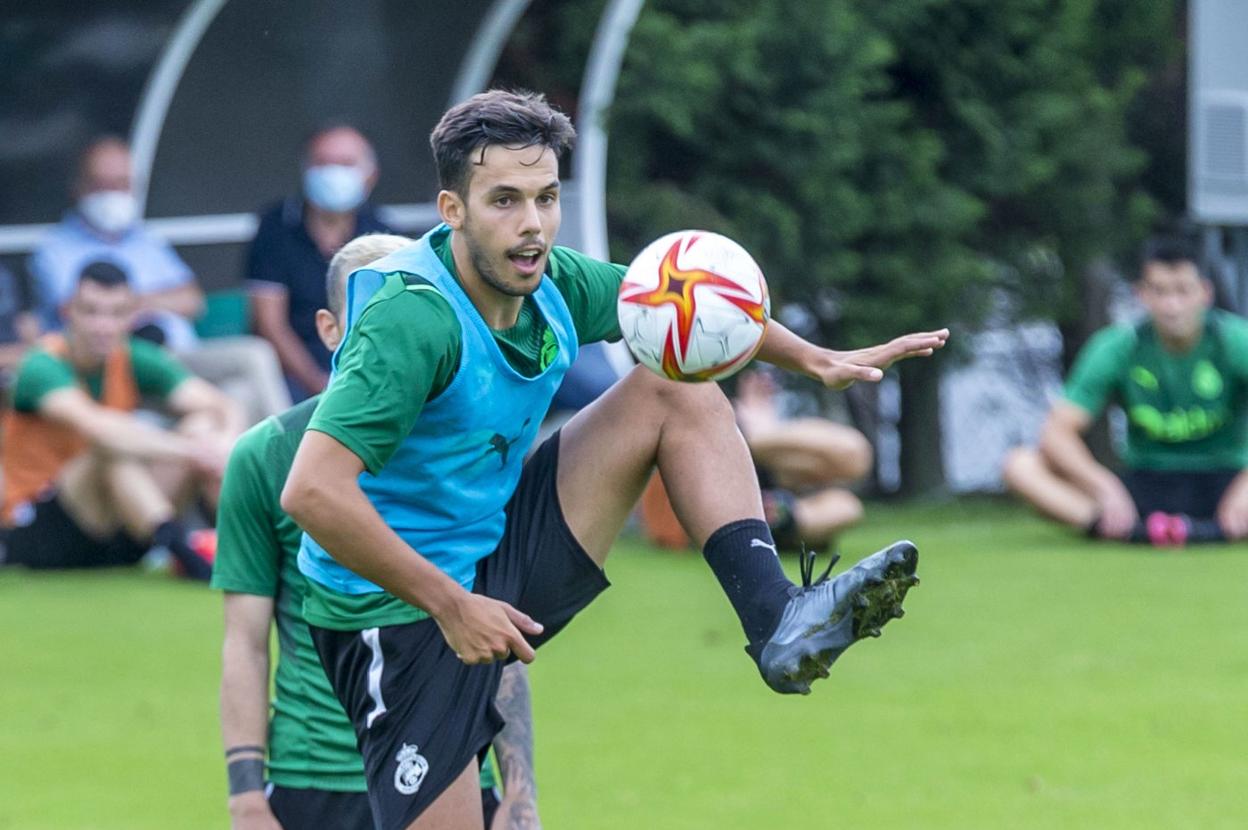 Borja Domínguez controla el balón en un entrenamiento en La Albericia. 