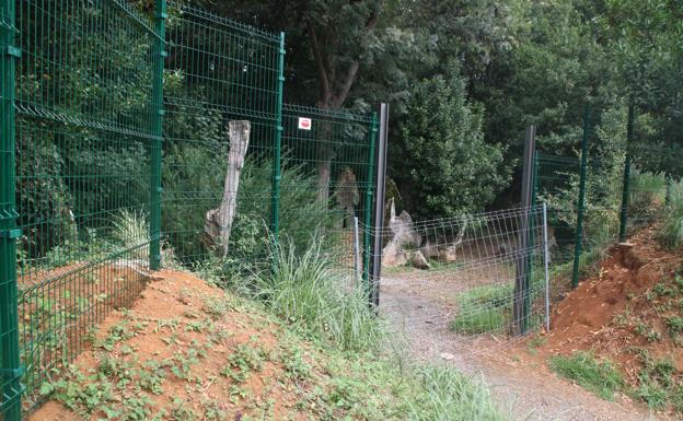 Imagen en la que se aprecia la nueva valla de dos metros que cerca el recinto y el espacio que ha dejado la puerta de entrada en lo que se realizan unas modificaciones 