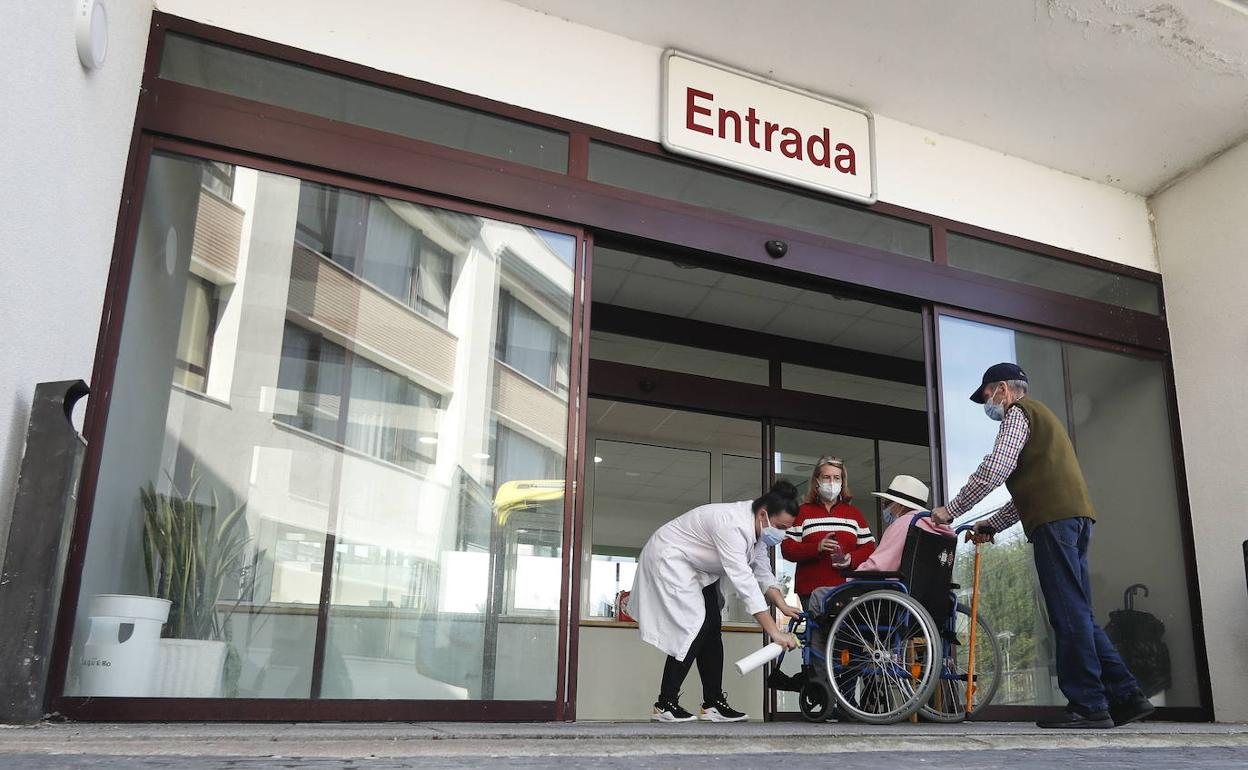 Cantabria empieza este miércoles a administrar la dosis adicional de la vacuna en las residencias