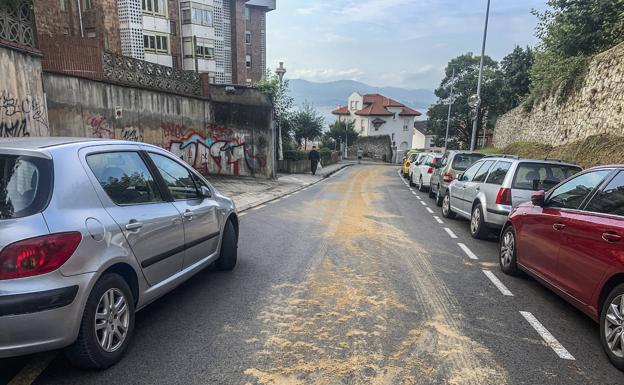 La calle Francisco Palazuelos, una de las afectadas por el vertido del camión.