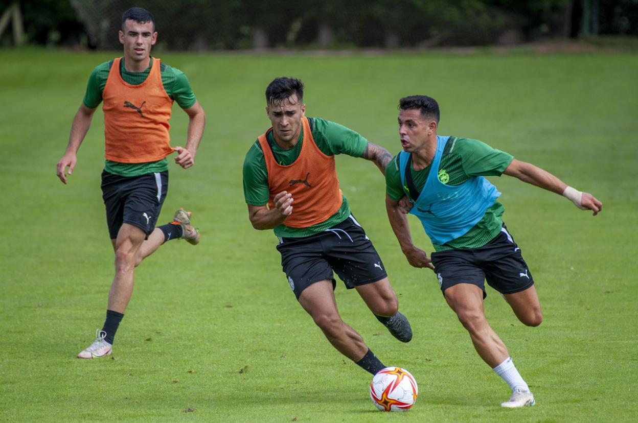 Álvaro Bustos conduce la pelota en un entrenamiento en La Albericia. 