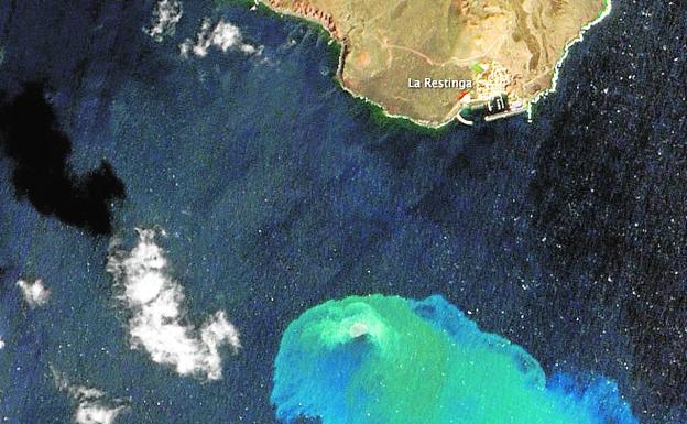 La  foto del año de la NASA en 2012. La mancha en el mar que generó la erupción del volcán de El Hierro fue visible desde el espacio. La imagen de la derecha,  captada por el satélite EO-1 en febrero de 2012, fue elegida como  la foto del año por la la NASA