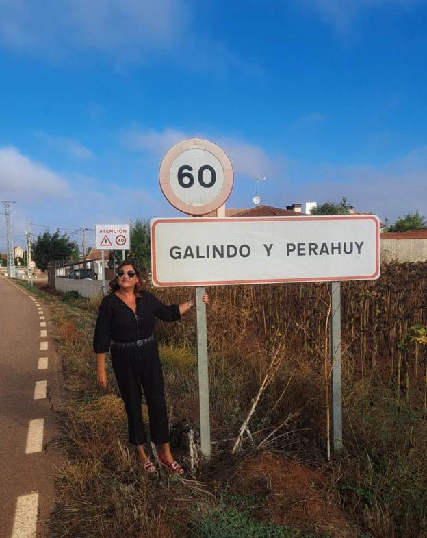 Maribel junto al cartel del pueblo de su abuelo Abel, de aquí partió como guardia civil al Norte, donde conoció a Filomena (Igollo de Camargo) y se casó. 