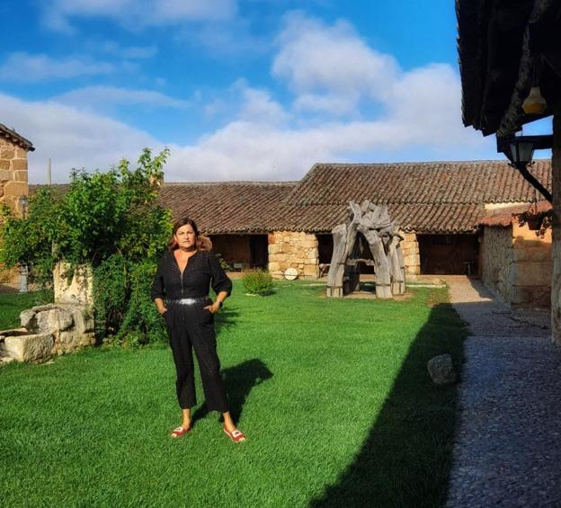 Maribel en el antiguo corral de ovejas, hoy reconvertido en hotel rural y museo, El Corralón de Perahuy, a pocos kilómetros de Salamanca. 