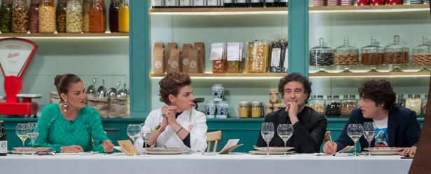 Antonia Dell'Atte junto a los tres presentadores catarán lo elaborado en el restaurante del plató.