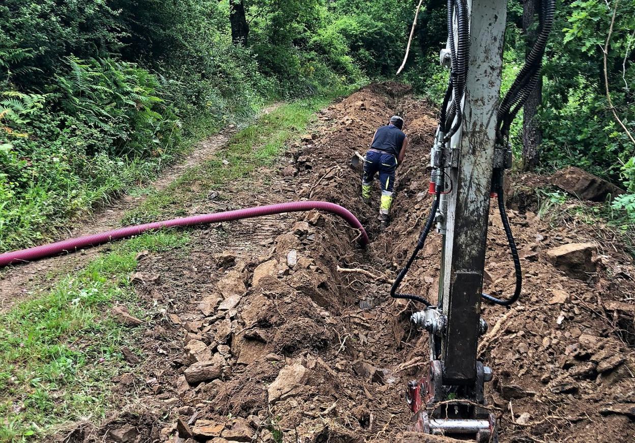 Trabajos para la apertura de una zanja para la canalización de la fibra óptica en el pueblo de San Andrés, en Cabezón de Liébana. 