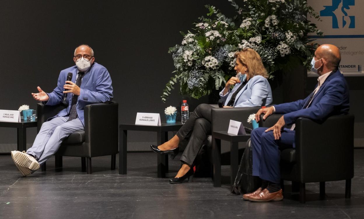 Miguel Rodríguez, Inmaculada Salcedo y Tomás Castillo, ayer, en la última mesa del Congreso de Salud Pública en la Sala Argenta. 