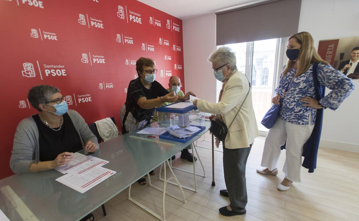 Una militante deposita su voto en la sede de la agrupación de Santander, donde la exconsejera Luisa Real fue presidenta de mesa.