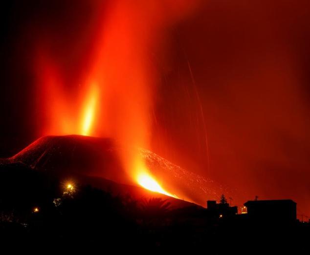 La lava y el humo se elevan tras la erupción del volcán en la isla canaria de La Palma.