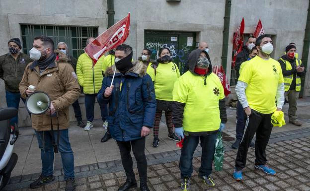 Imagen de archivo de los trabajadores de Ambuibérica en una concentración ante la sede del Gobierno regional el pasado mes de enero.