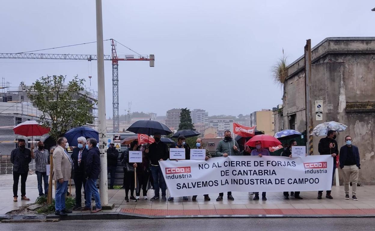 Los trabajadores de forjas se manifestaron hoy ante el Parlamento 