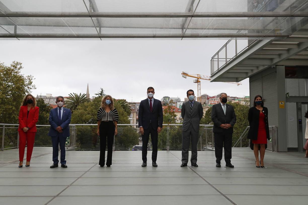 Ls autoridades posan en el exterior del Centro Botín.