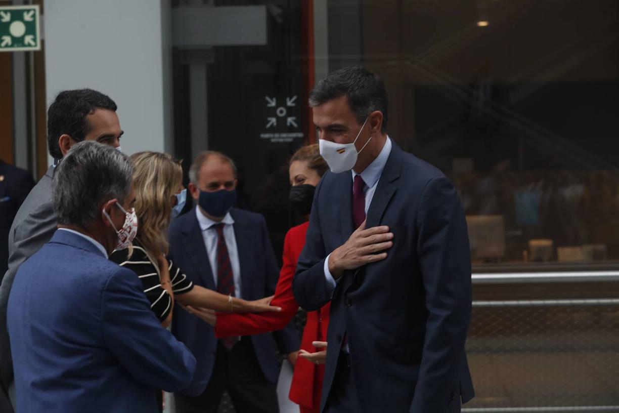 Pedro Sánchez y Miguel ángel Revilla se saludan antes de entrar al foro.