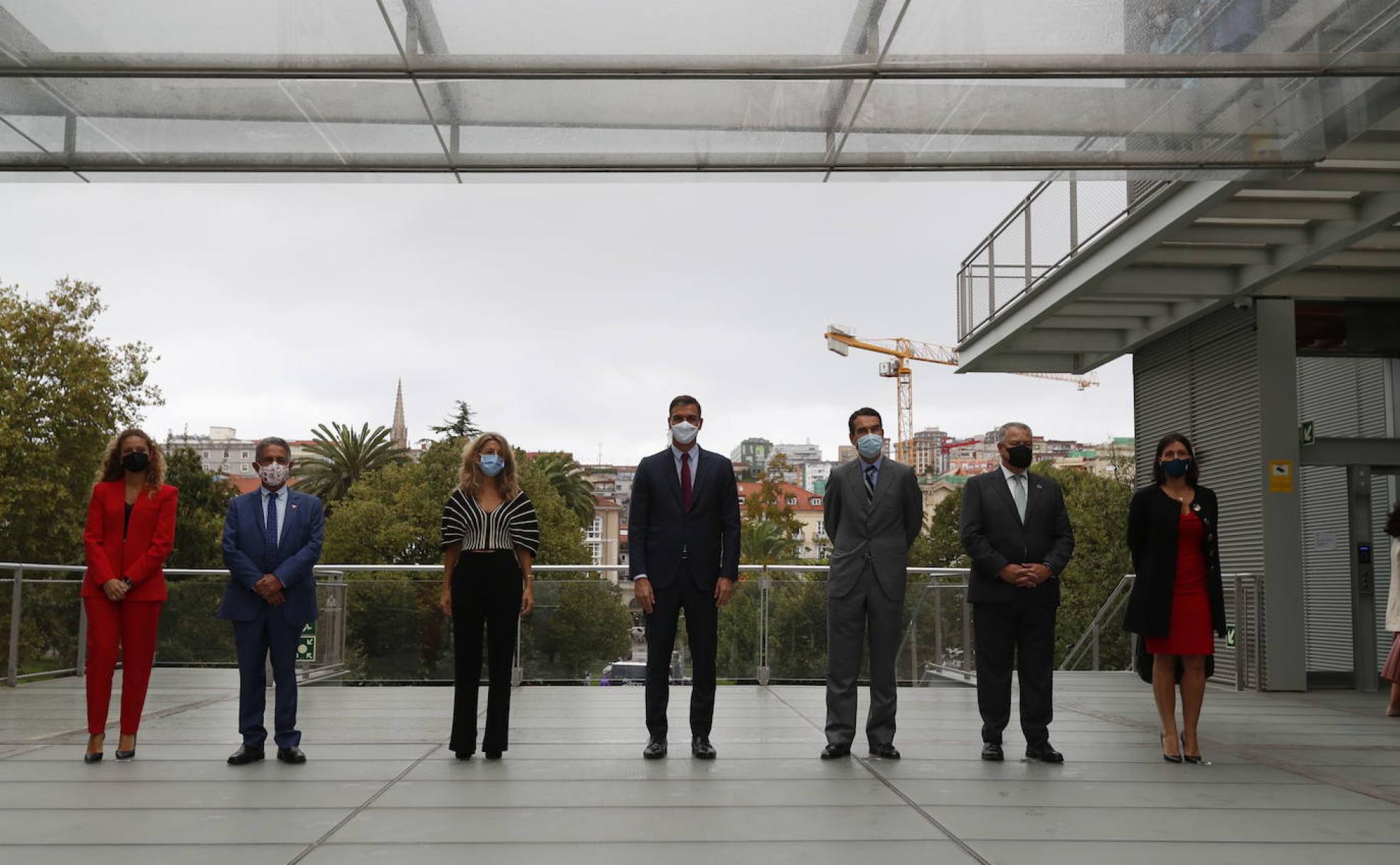 Ainoa Quiñones, Miguel Ángel Revilla, Yolanda Díaz, Pedro Sánchez, Javier Botín, Joaquín Gómez y Gema Igual, en el Centro Botín. 