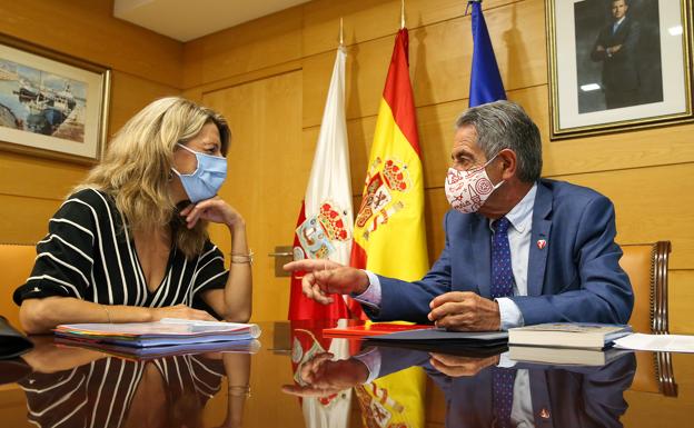 Yolanda Díaz y Miguel Ángel Revilla se han reunido esta mañana en la sede del Gobierno regional.