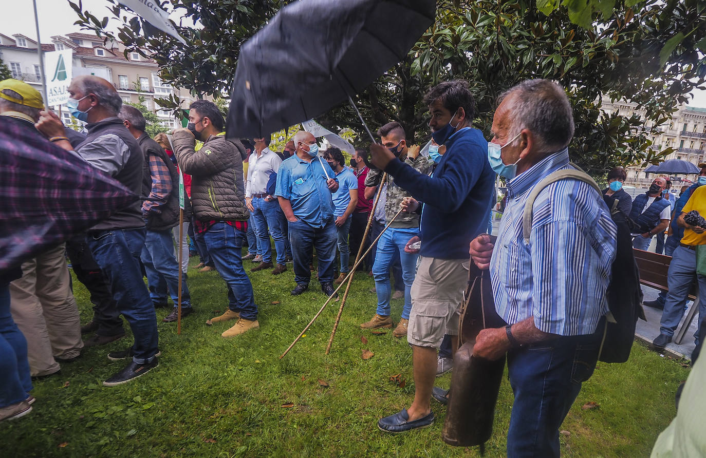 A pesar de la lluvia, muchos ganaderos han llegado al punto de encuentro a las nueve de la mañana.