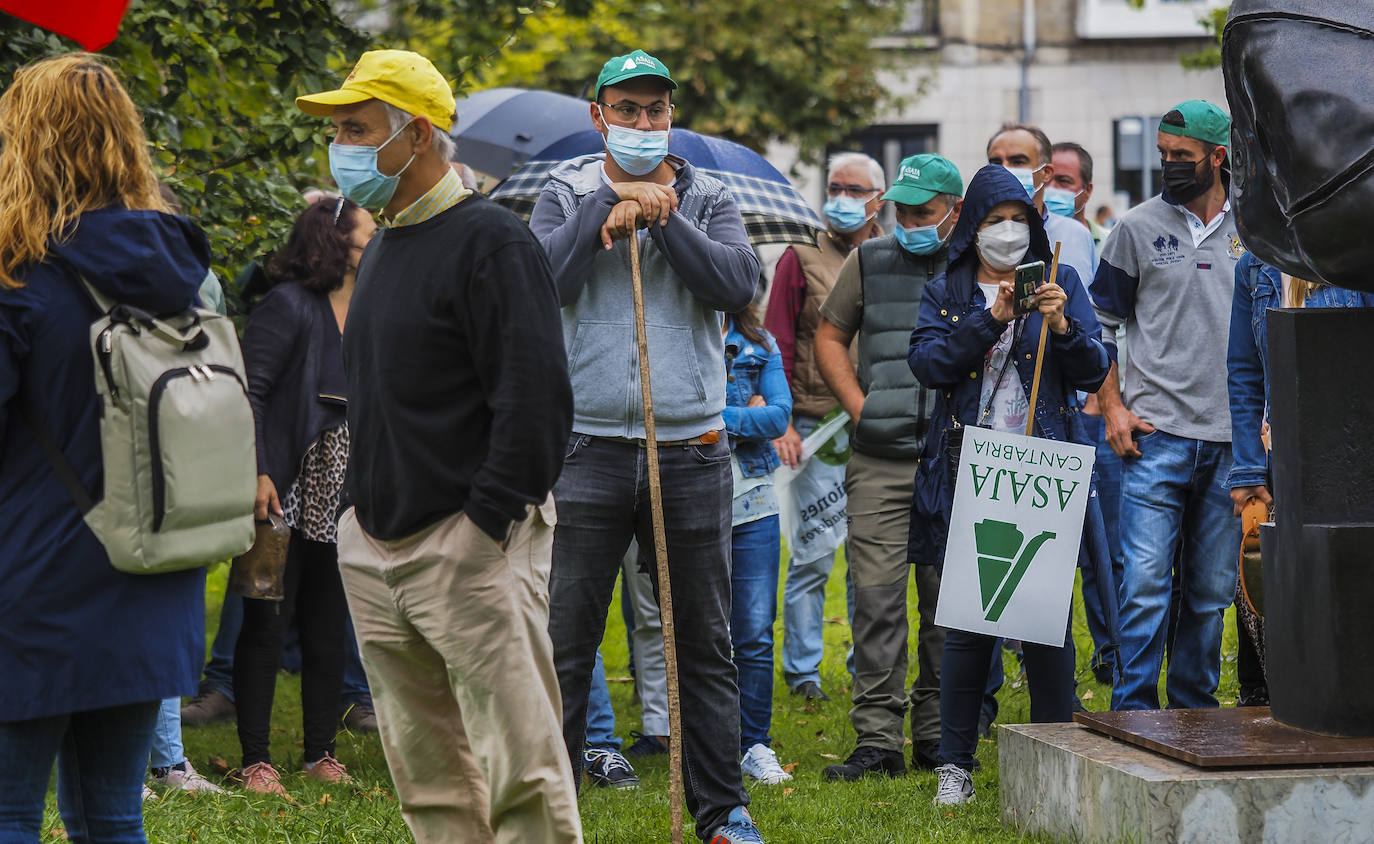 Los ganaderos espera a que el presidente salga del acto.