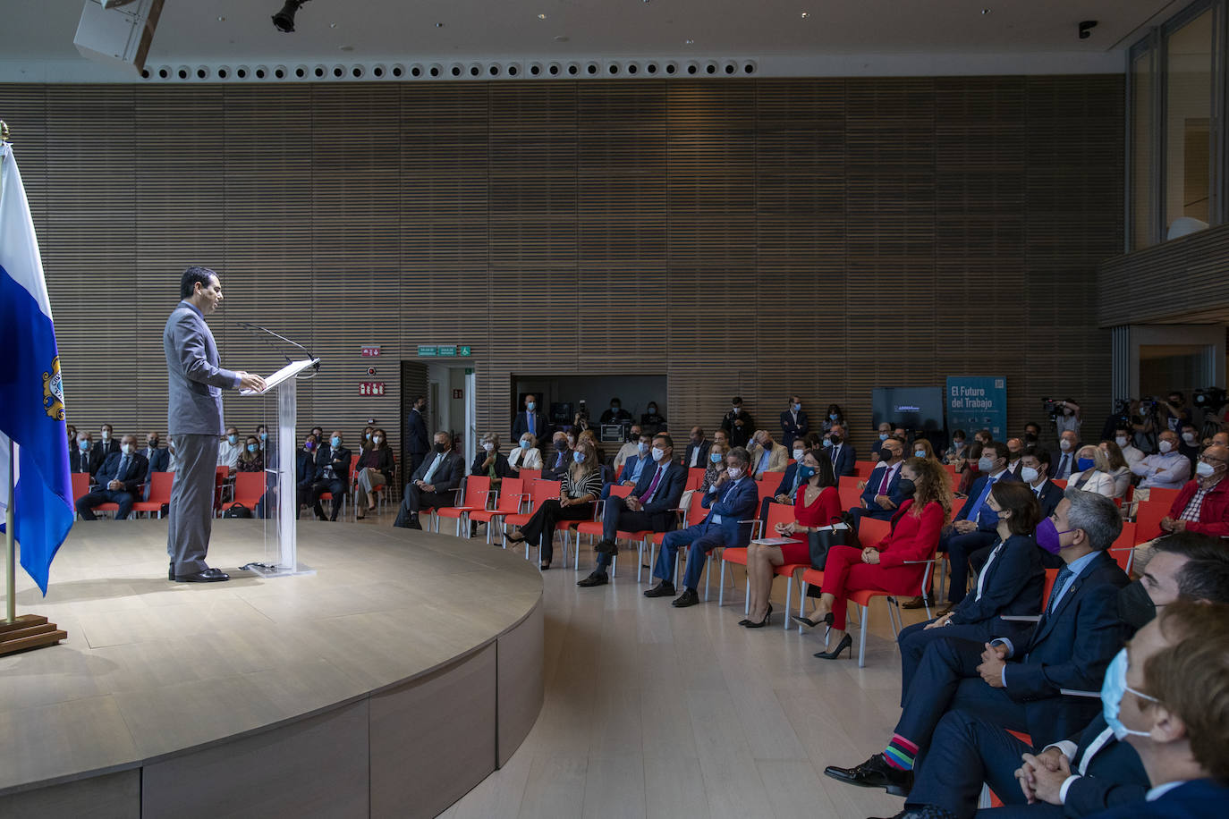 Javier Botín se dirige a los asistentes al foro.