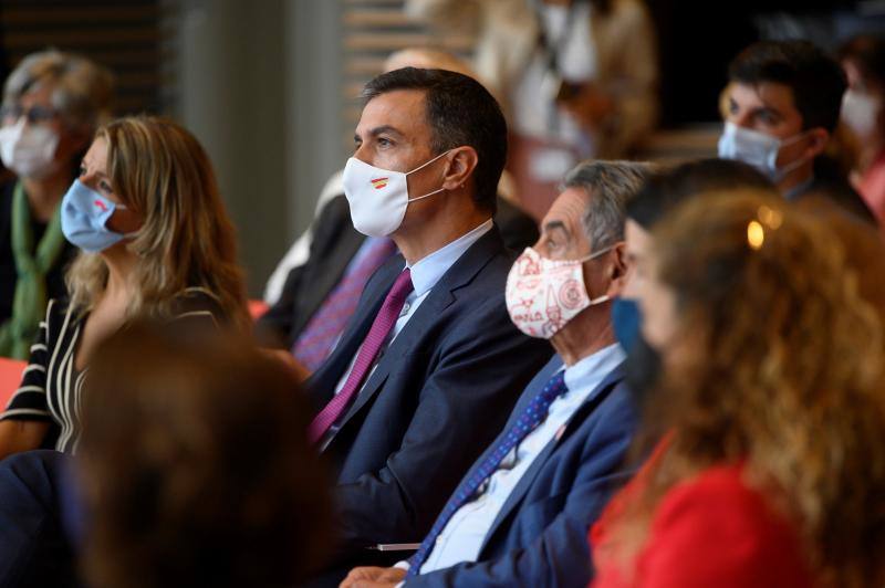 Pedro Sánchez y Miguel Ángel Revilla, durante el foro de empleo.