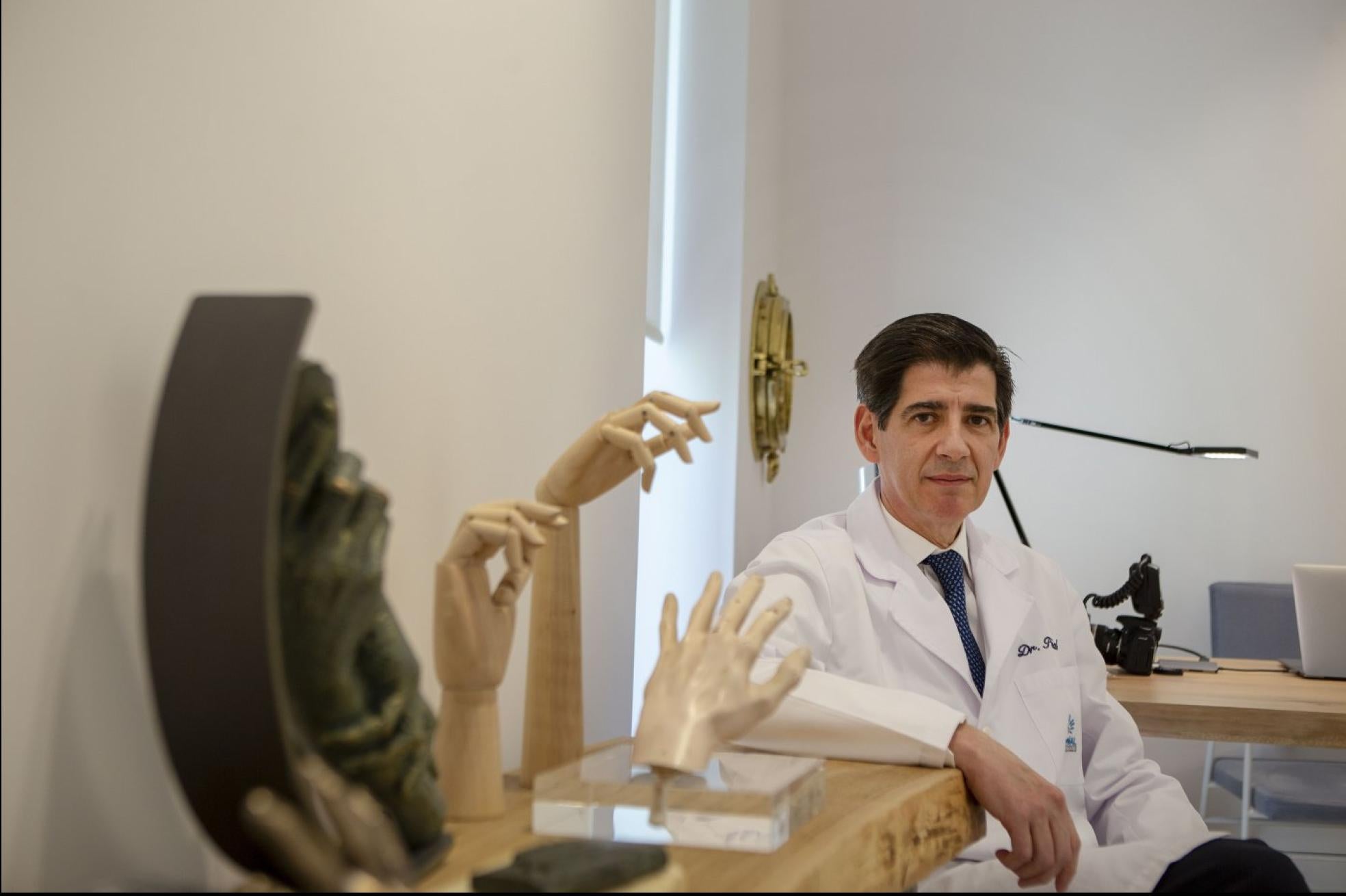  El doctor Francisco del Piñal, considerado uno de los mejores cirujanos de la mano del mundo.