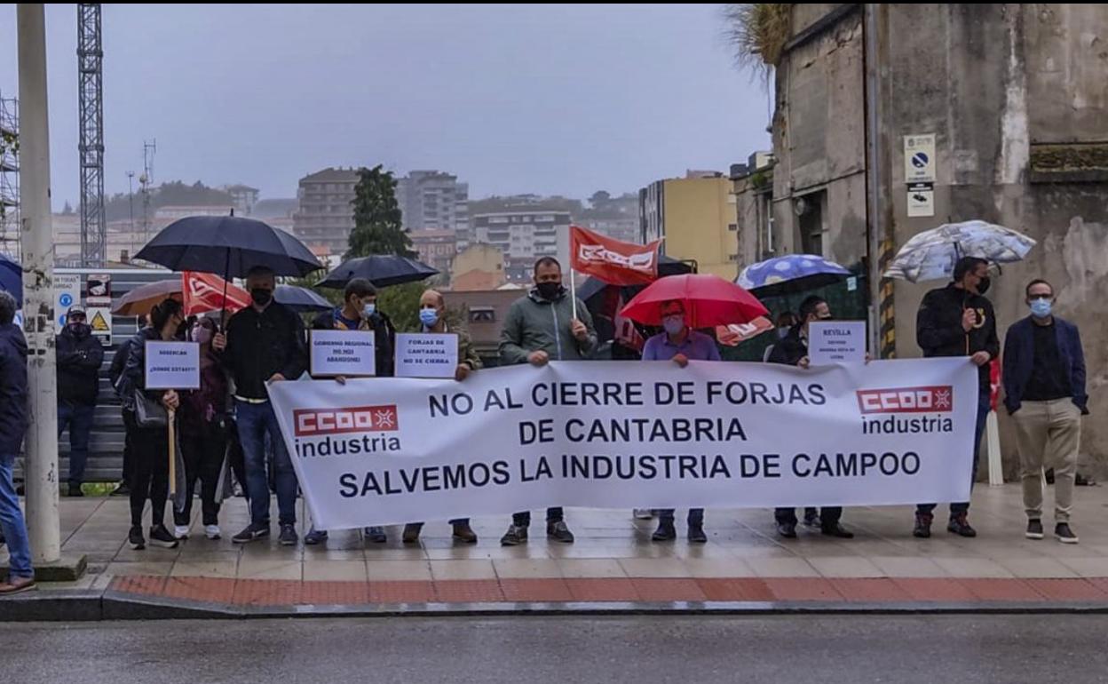 Manifestación ayer de los trabajadores de Forjas de Cantabria frente al Parlamento autonómico