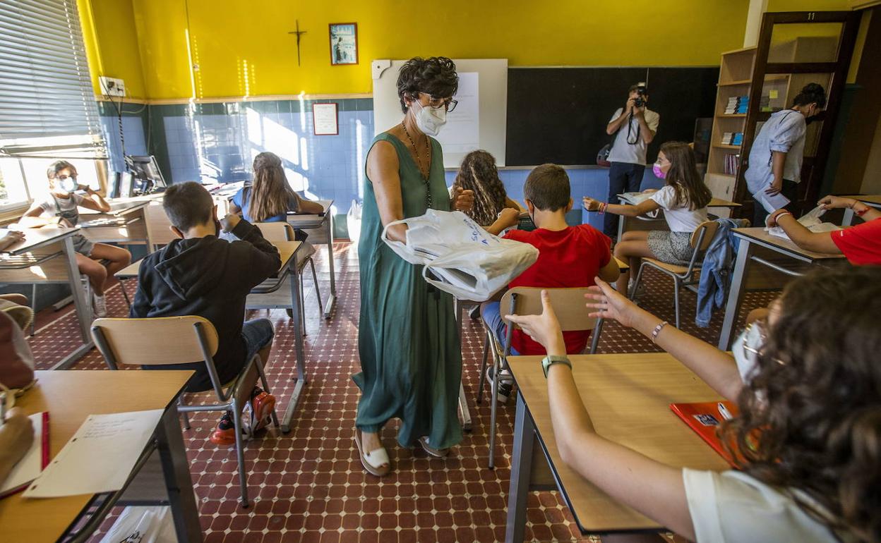 Imagen de archivo del primer día de curso en el centro educativo La Salle, en Santander. 