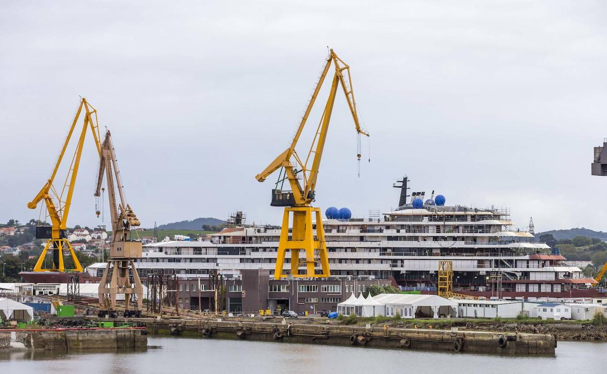 El crucero Evrima, llegado en marzo al astillero de Astander, emplea a un millar de trabajadores de más de 80 empresas diferentes