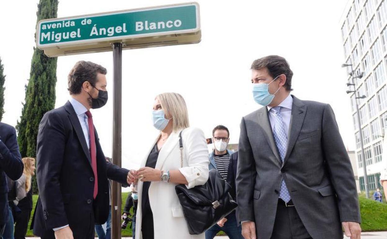 Pablo Casado, Marimar Blanco y Alfonso Fernández Mañueco, visitan la avenida de Miguel Ángel Blanco en Valladolid.