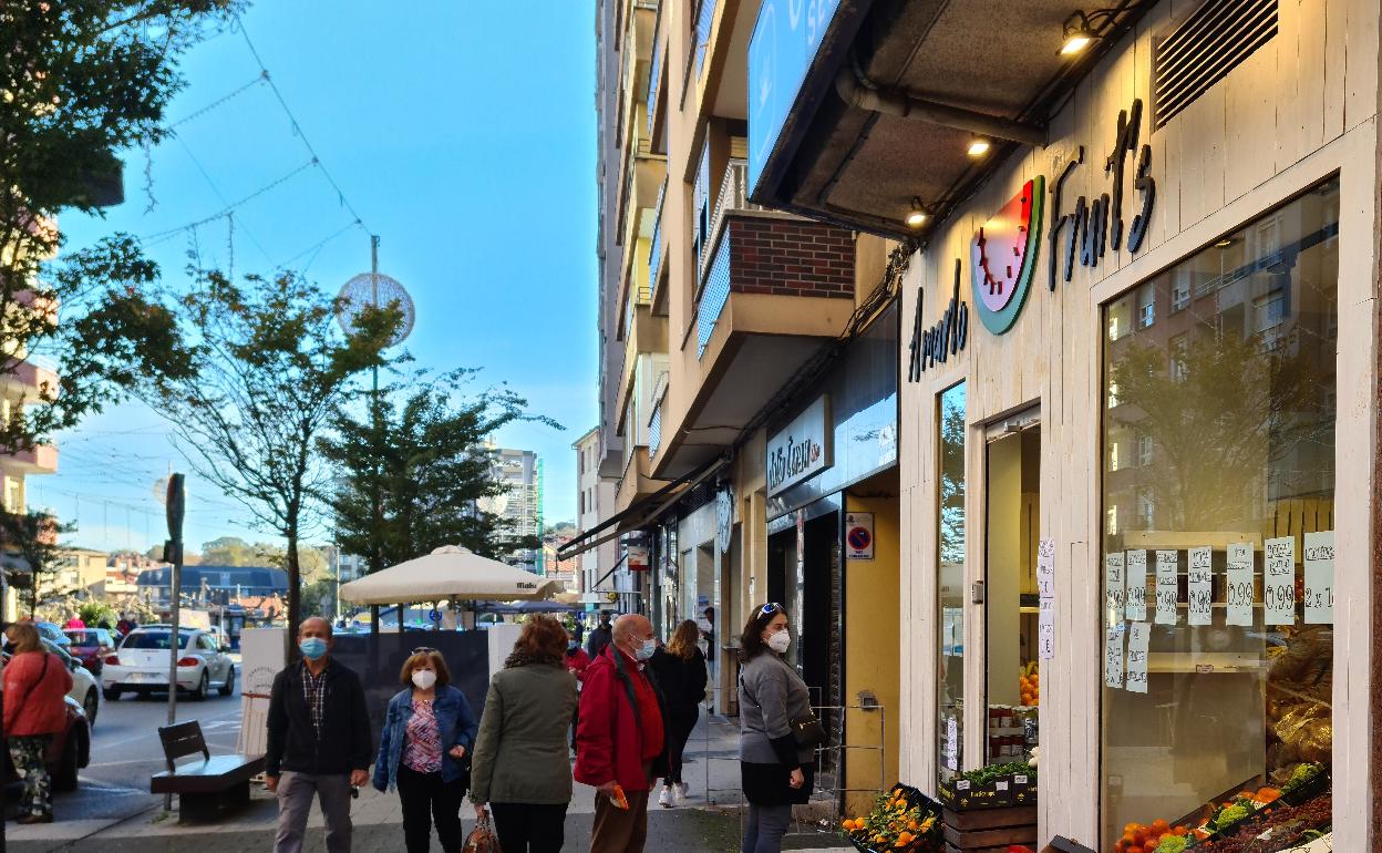 Vecinos de Camargo se detienen ante un escaparate, el pasado otoño, en el casco urbano de Maliaño- Muriedas.
