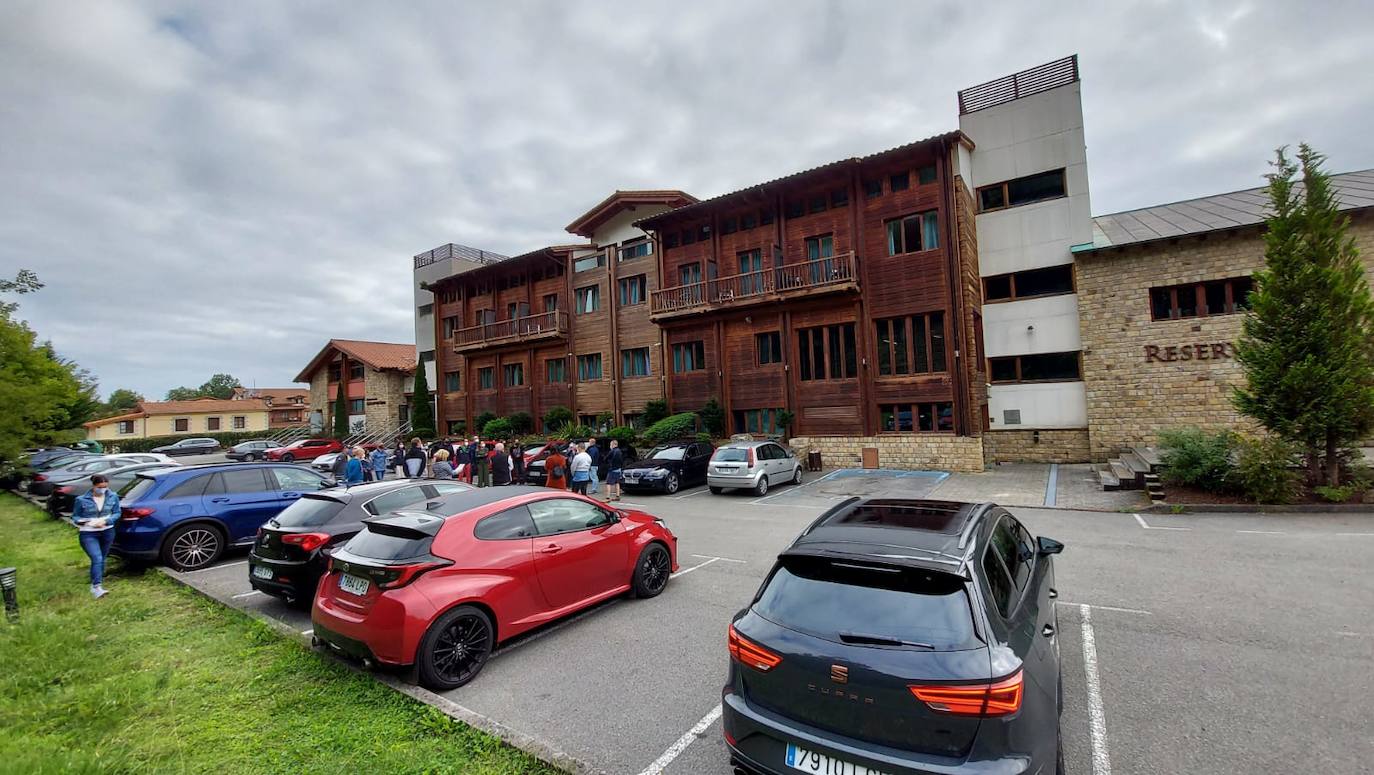 Por segundo año consecutivo, la Reserva del Saja ha sido el lugar elegido por los organizadores de la XI edición de la Ruta Evo para concentrarse en su reunión anual y, desde allí, recorrer las carreteras de montaña de Cantabria, Asturias, Palencia y León para disfrutar de preciosos paisajes y de una excelente gastronomía. Una treintena de coches deportivos han participado en esta exigente ruta pero a la vez atractiva, ya que a lo largo de 350 kilómetros han recorrido las cuatro provincias atravesando localidades del entorno e interior del Parque Nacional de Picos de Europa, disfrutando de preciosos paisajes y de una excelente gastronomía. 