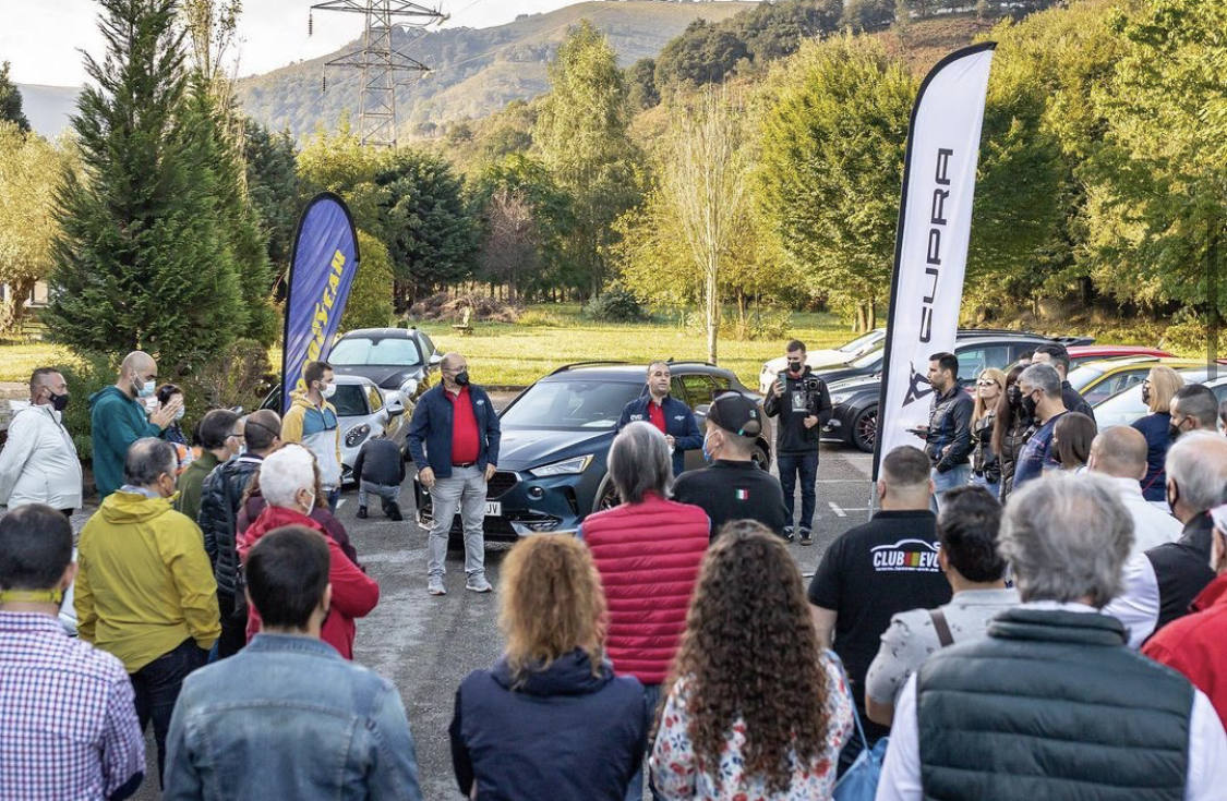 Por segundo año consecutivo, la Reserva del Saja ha sido el lugar elegido por los organizadores de la XI edición de la Ruta Evo para concentrarse en su reunión anual y, desde allí, recorrer las carreteras de montaña de Cantabria, Asturias, Palencia y León para disfrutar de preciosos paisajes y de una excelente gastronomía. Una treintena de coches deportivos han participado en esta exigente ruta pero a la vez atractiva, ya que a lo largo de 350 kilómetros han recorrido las cuatro provincias atravesando localidades del entorno e interior del Parque Nacional de Picos de Europa, disfrutando de preciosos paisajes y de una excelente gastronomía. 