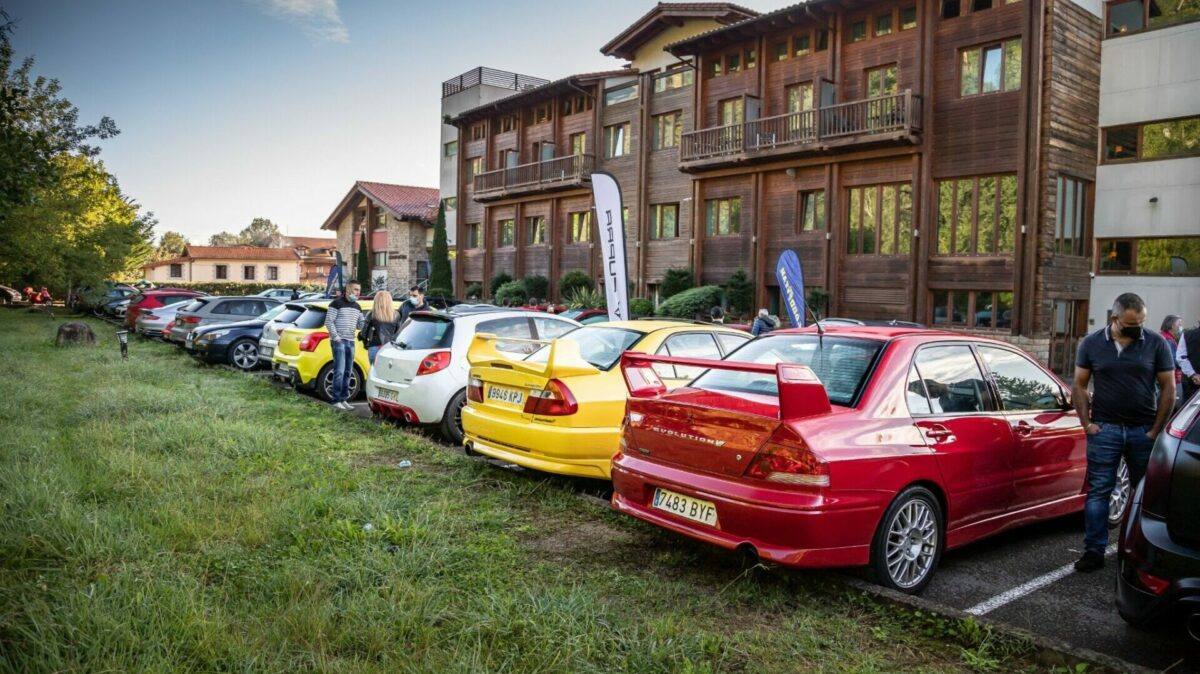 Por segundo año consecutivo, la Reserva del Saja ha sido el lugar elegido por los organizadores de la XI edición de la Ruta Evo para concentrarse en su reunión anual y, desde allí, recorrer las carreteras de montaña de Cantabria, Asturias, Palencia y León para disfrutar de preciosos paisajes y de una excelente gastronomía. Una treintena de coches deportivos han participado en esta exigente ruta pero a la vez atractiva, ya que a lo largo de 350 kilómetros han recorrido las cuatro provincias atravesando localidades del entorno e interior del Parque Nacional de Picos de Europa, disfrutando de preciosos paisajes y de una excelente gastronomía. 