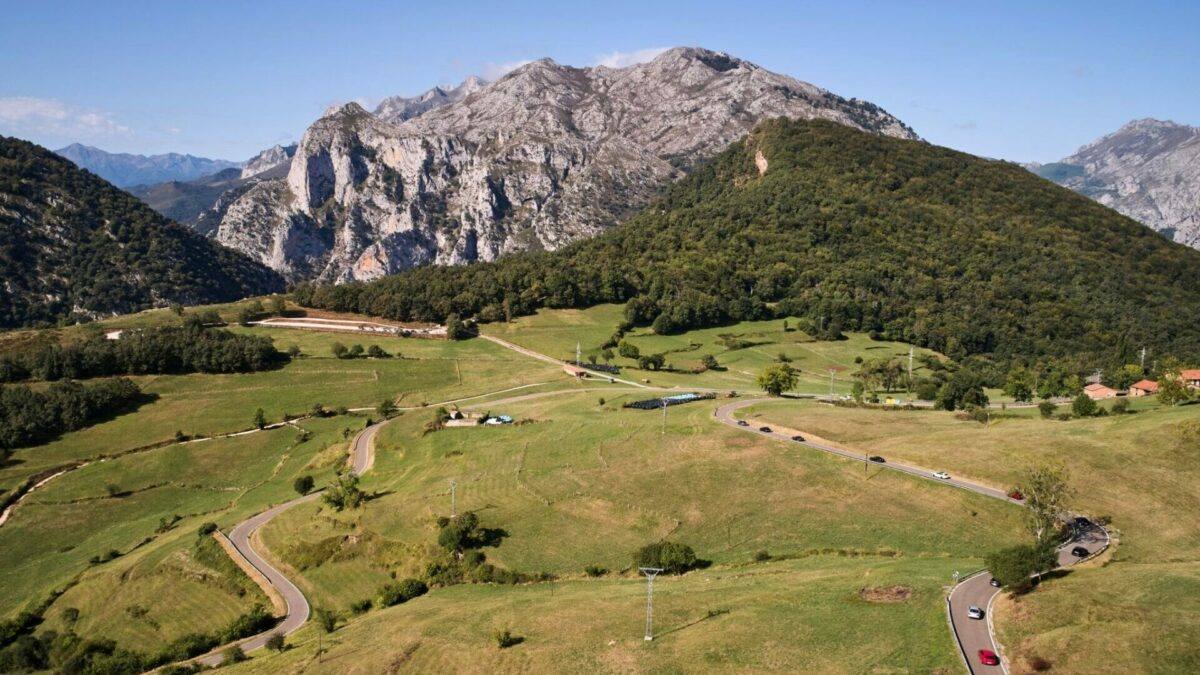 Por segundo año consecutivo, la Reserva del Saja ha sido el lugar elegido por los organizadores de la XI edición de la Ruta Evo para concentrarse en su reunión anual y, desde allí, recorrer las carreteras de montaña de Cantabria, Asturias, Palencia y León para disfrutar de preciosos paisajes y de una excelente gastronomía. Una treintena de coches deportivos han participado en esta exigente ruta pero a la vez atractiva, ya que a lo largo de 350 kilómetros han recorrido las cuatro provincias atravesando localidades del entorno e interior del Parque Nacional de Picos de Europa, disfrutando de preciosos paisajes y de una excelente gastronomía. 