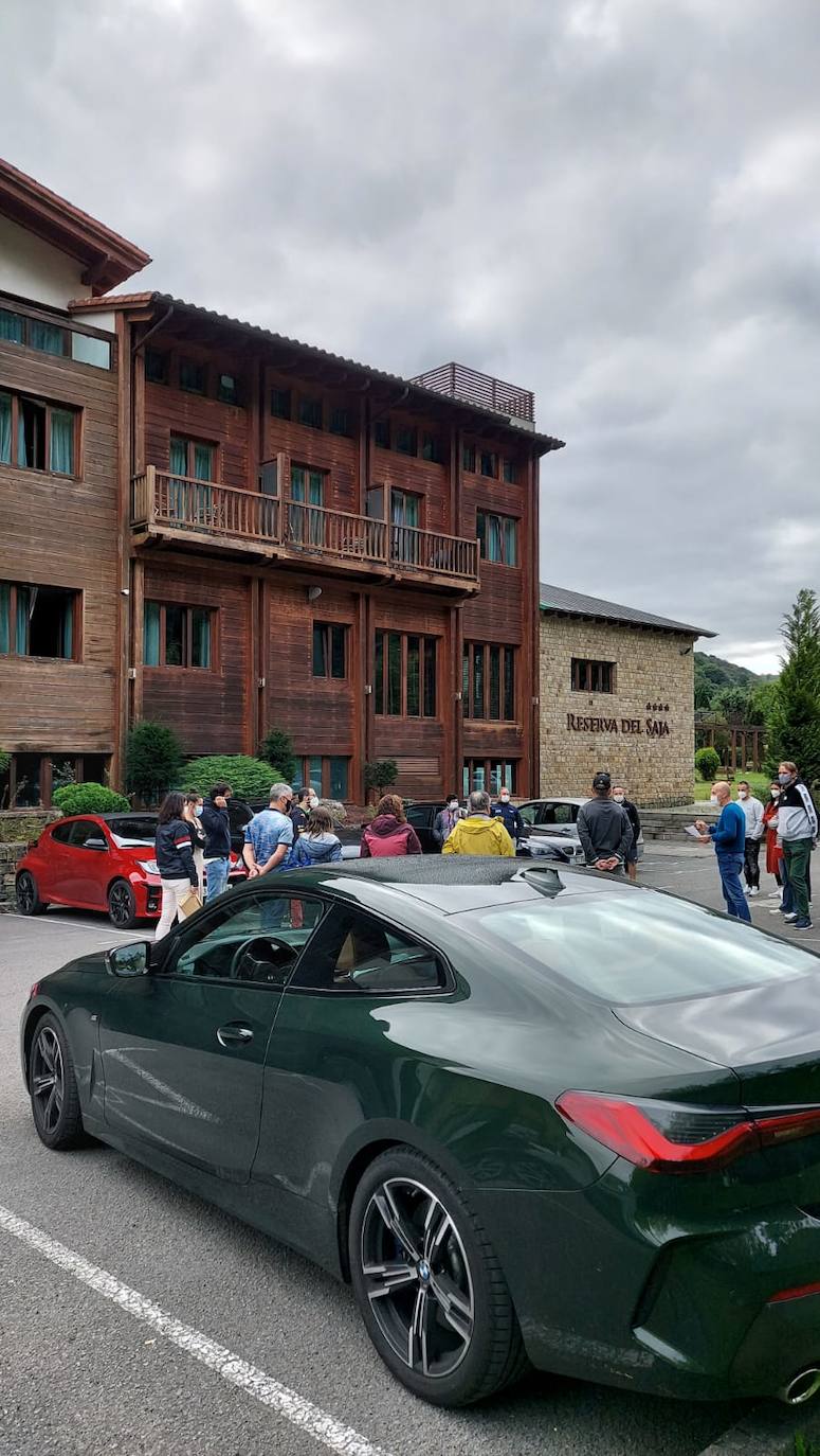 Por segundo año consecutivo, la Reserva del Saja ha sido el lugar elegido por los organizadores de la XI edición de la Ruta Evo para concentrarse en su reunión anual y, desde allí, recorrer las carreteras de montaña de Cantabria, Asturias, Palencia y León para disfrutar de preciosos paisajes y de una excelente gastronomía. Una treintena de coches deportivos han participado en esta exigente ruta pero a la vez atractiva, ya que a lo largo de 350 kilómetros han recorrido las cuatro provincias atravesando localidades del entorno e interior del Parque Nacional de Picos de Europa, disfrutando de preciosos paisajes y de una excelente gastronomía. 