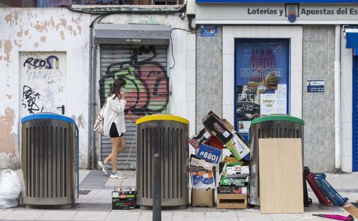 Basura acumulada en una céntrica calle de Santander.