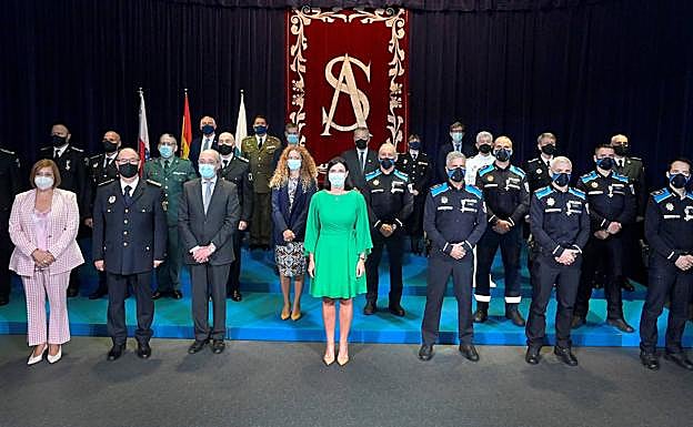 Imagen principal - Reconocimientos y cruces al mérito, en la fiesta del patrón de la Policía Local