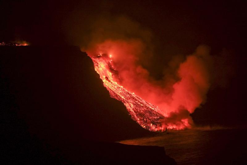 El contacto de la lava del volcán de La Palma con el mar dejó una densa humareda.