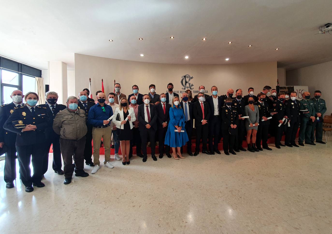 Foto de familia de todos los agentes y ciudadanos distinguidos.