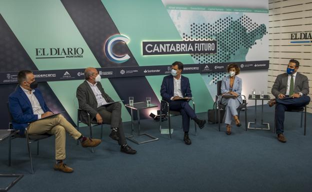 Ángel Herero, José María Díaz, David Cantarero, Sonsoles Pérez Palmero y Jesús Tortosa, ayer durante el foro celebrado en las instalaciones de El Diario Montañés. 