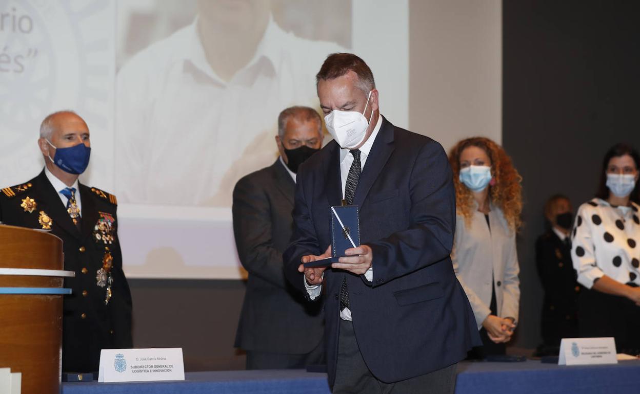 Íñigo Noriega, director de El Diario Montañés, recoge la Cruz del Mérito Policial.