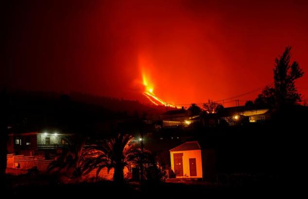 La erupción del Cumbre Vieja continúa extendiéndose por tierra, mar y aire en la isla de La Palma