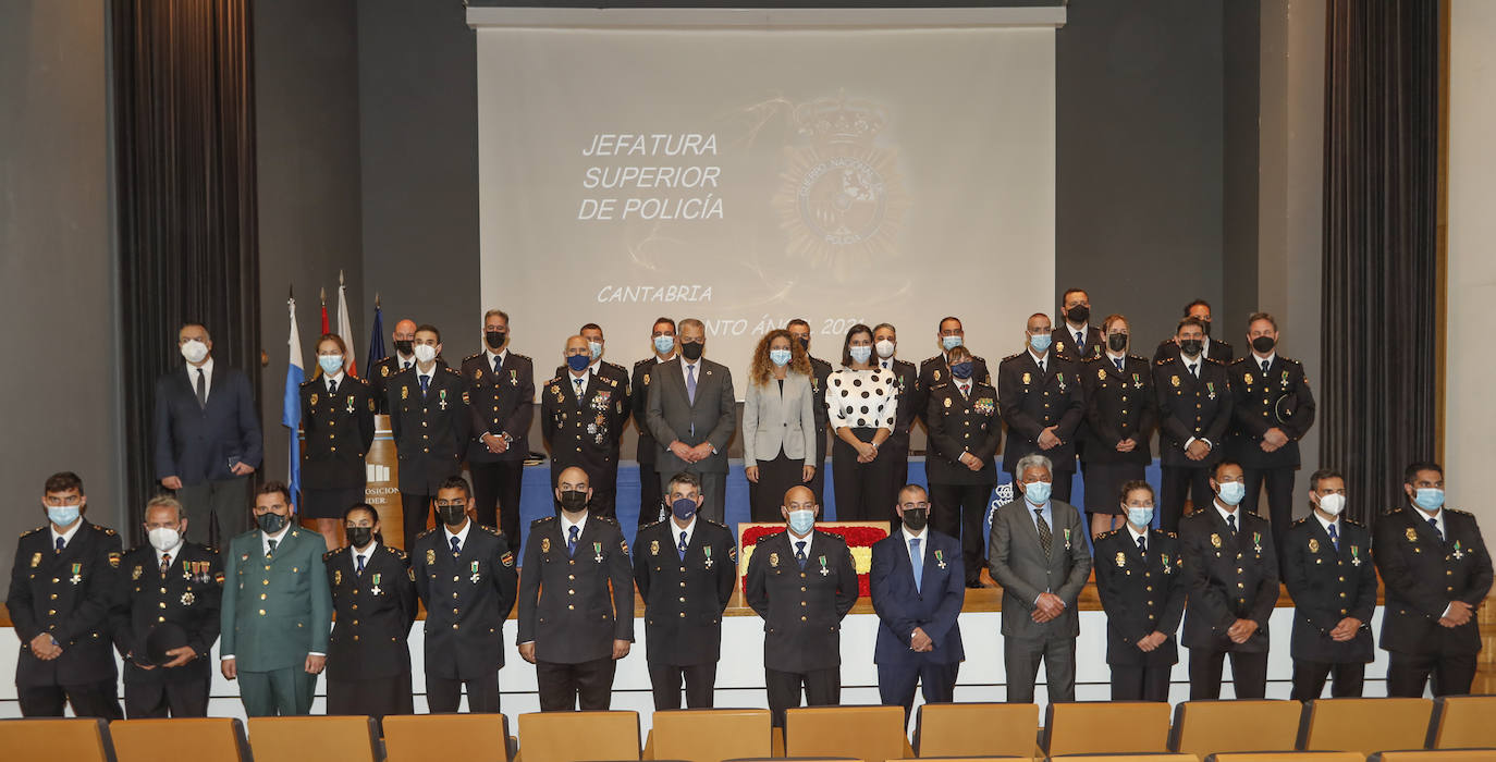 Fotos: La Policía Nacional entrega 29 Cruces al Mérito Policial a agentes y representantes de la sociedad civil