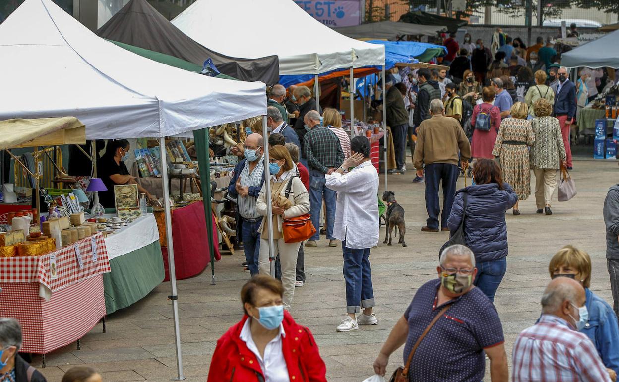 El Mercado Agroalimentario y Artesanal de La Llama acogió durante la jornada de ayer a multitud de visitantes desde su apertura. fotografías: 