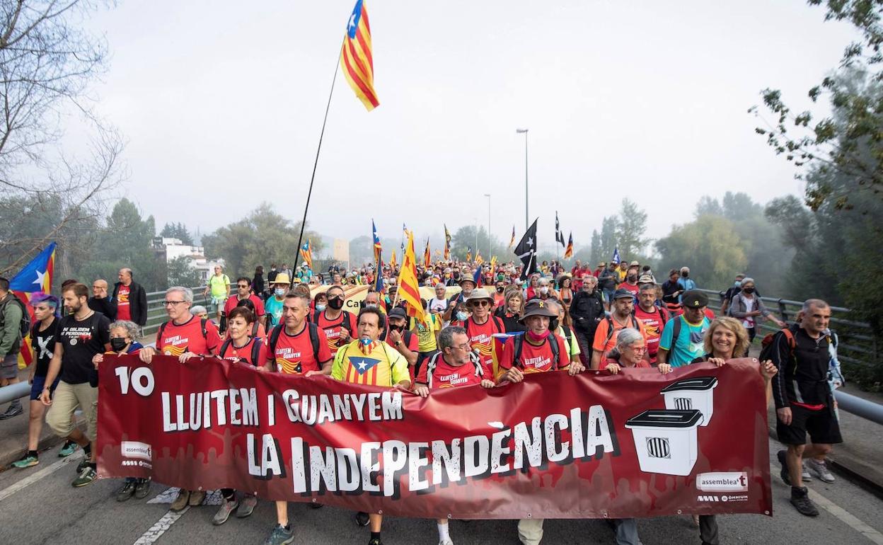 Centenares de manifestantes participan en una marcha independentista en Girona convocada por la ANC en la que estuvo el expresident de Cataluña Quim Torra.