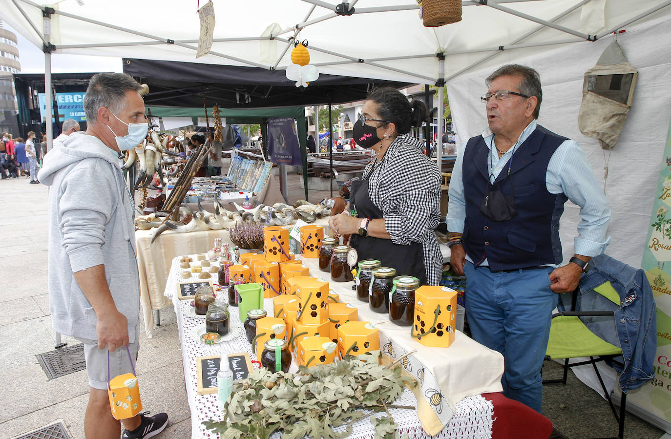 Fotos: Mercado agroalimentario y artesanal en Torrelavega