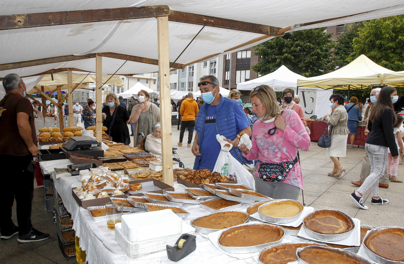 Fotos: Mercado agroalimentario y artesanal en Torrelavega