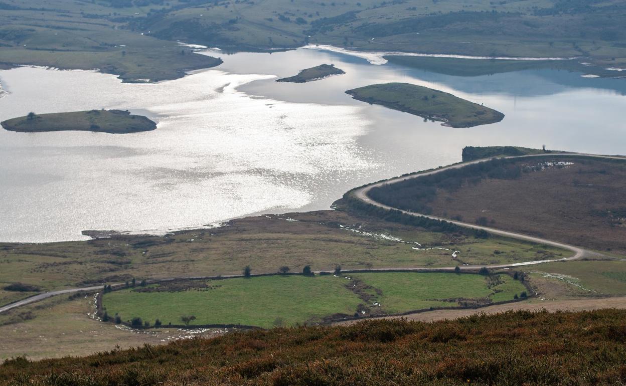 Vista del Pantano de Alsa en el municipio de San Miguel de Aguayo