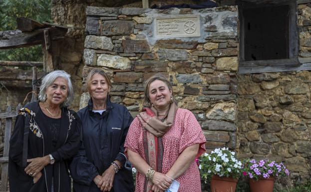 Lina, María del Mar y Marta, junto a la placa que recuerda a su madre, Lines Vejo. 