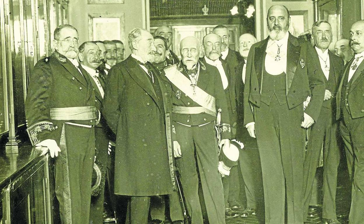 Acto de entrega de la Medalla Echegaray a Leonardo Torres Quevedo. Madrid, 1916 