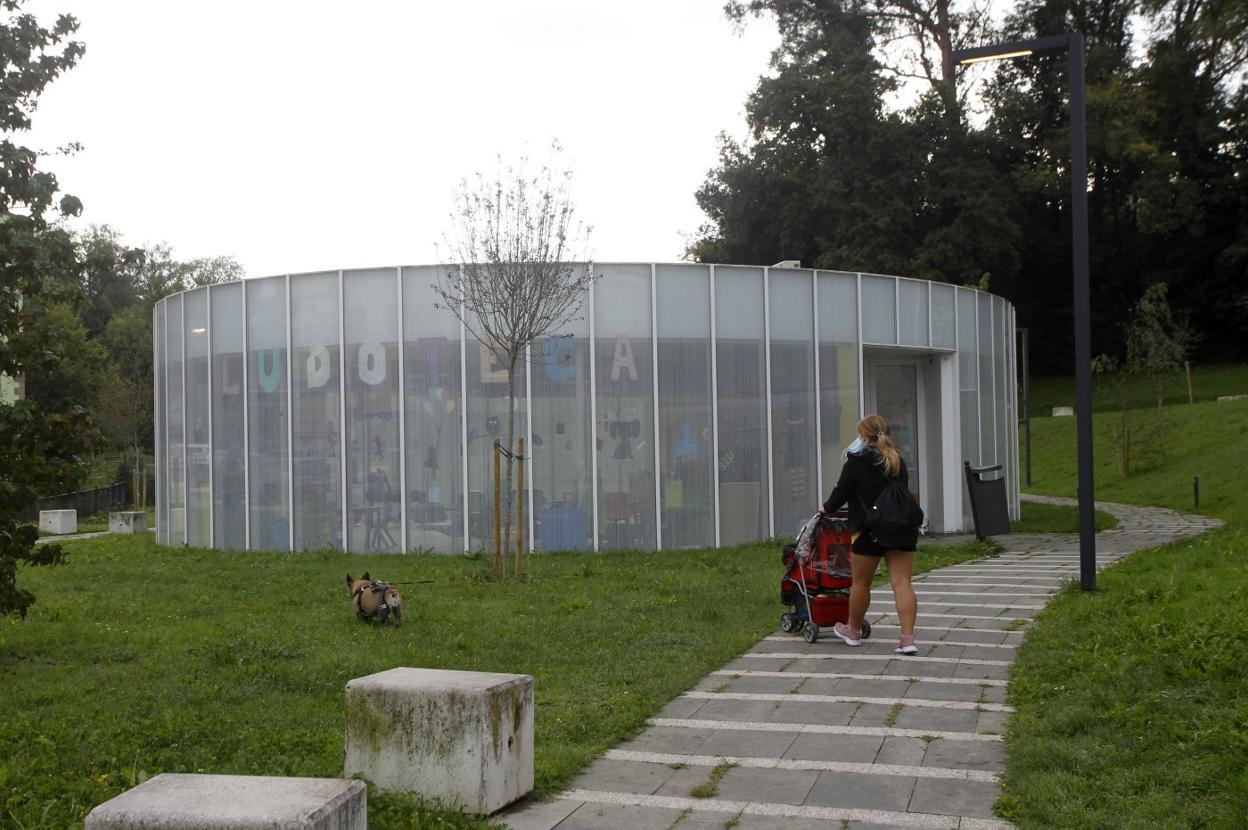 Vista exterior del edificio de la ludoteca municipal, junto a la escuela de adultos Caligrama. 